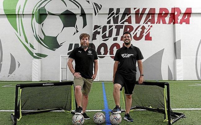 Pablo Domingo, a la izquierda, e I&ntilde;igo Santos, a la derecha, posan en el Navarra F&uacute;tbol Indoor.