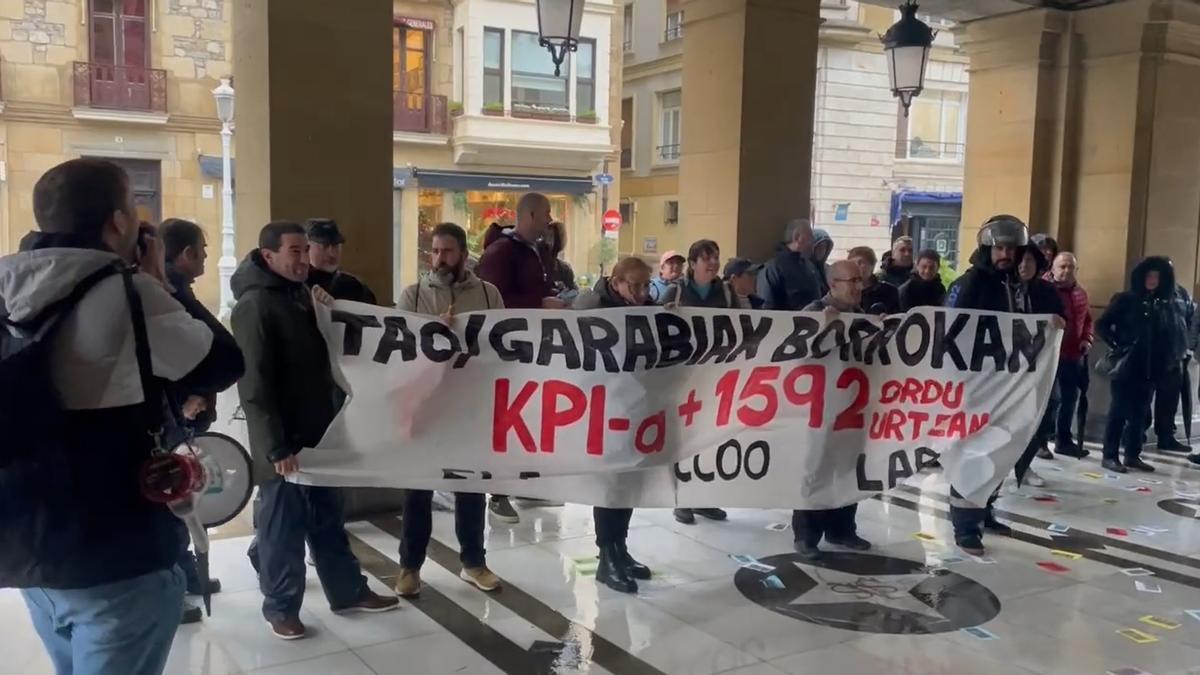 Protesta de los trabajadores de la OTA en Donostia