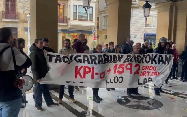Protesta de los trabajadores de la OTA en Donostia