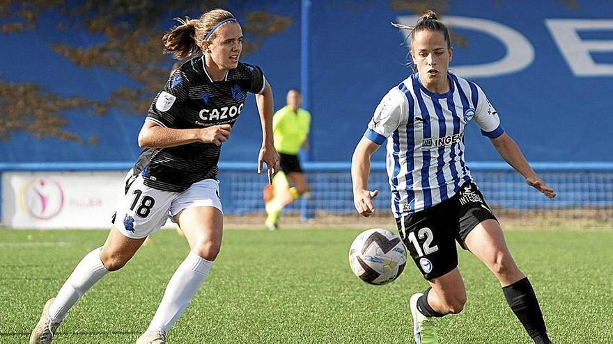 Garazi, a la derecha, persigue el balón durante el derbi contra la Real.