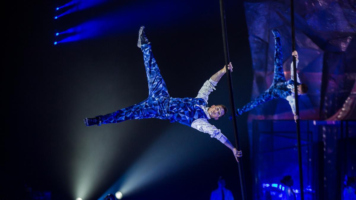 Acróbatas en el número de barras colgantes.