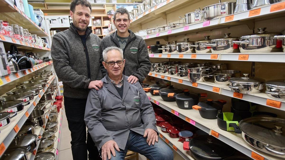 Los hermanos Mikel y Asier flanquean a su padre Alfonso, sentado en una silla, que el 28 de febrero se jubila.