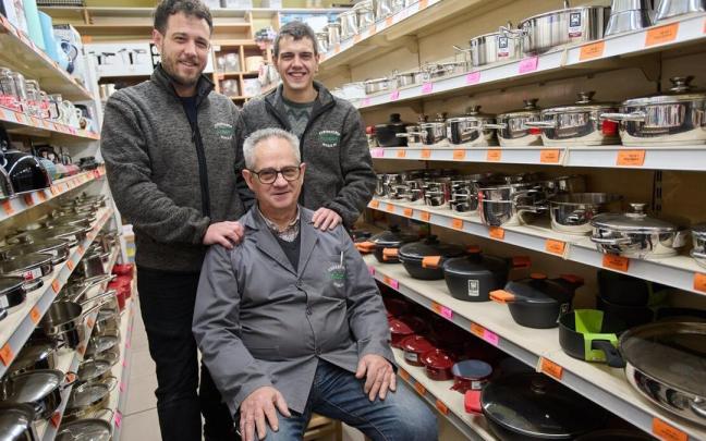 Los hermanos Mikel y Asier flanquean a su padre Alfonso, sentado en una silla, que el 28 de febrero se jubila.
