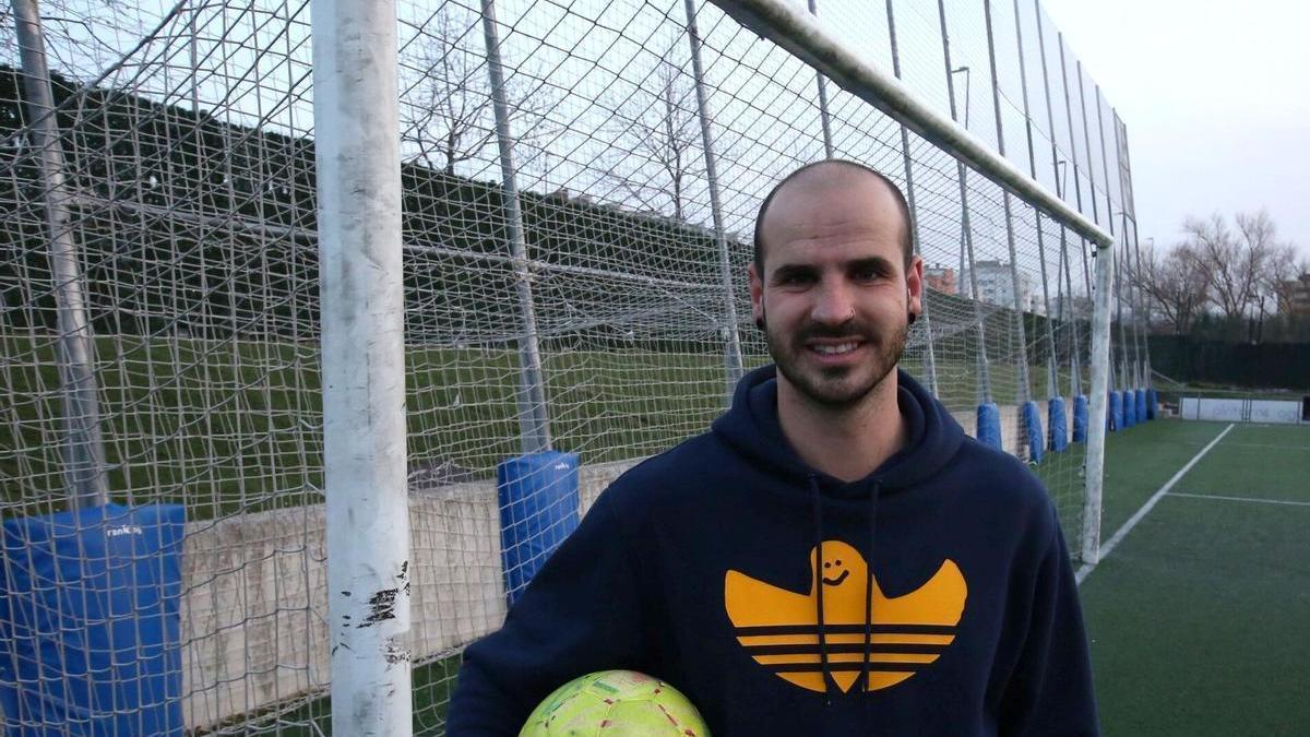 Imanol Arellano posa en una de las porterías del Municipal de Sarriguren.