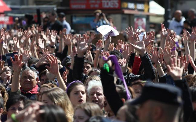 Decenas de personas en una movilización con las violencias machistas. Decenas de personas en una movilización con las violencias machistas.