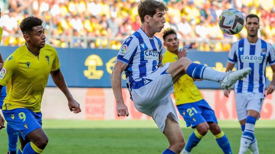 Aritz pelea por un balón ante Lozano durante el partido de la primera vuelta.