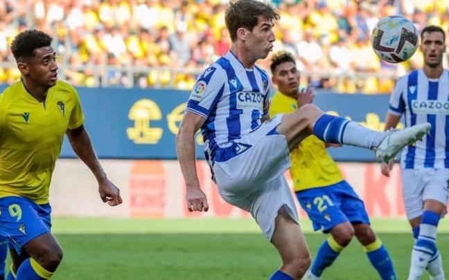 Aritz pelea por un bal&oacute;n ante Lozano durante el partido de la primera vuelta.