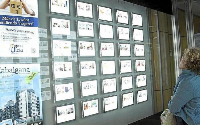 Gasteizko higiezinen agentzia batean dagoen emakume baten artxiboko-irudia. | ARGAZKIA: JOSU CHAVARRI