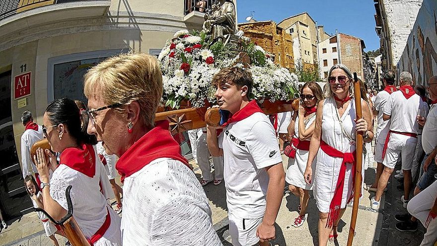 La imagen de la virgen recorre la calle del Puy donde le cantaron dos jotas.