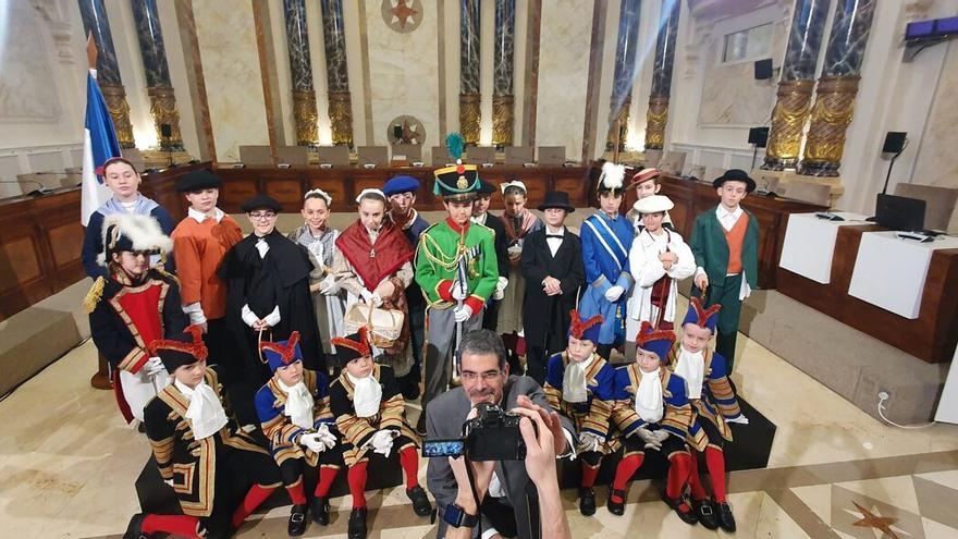 Los cargos infantiles, de Zurriola Ikastola, y el Tambor Mayor, de Orixe, se sacan una foto con el alcalde en la presentación de este viernes.