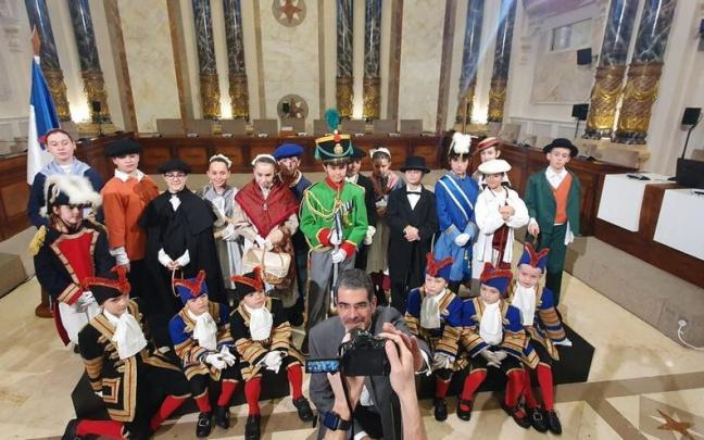 Los cargos infantiles, de Zurriola Ikastola, y el Tambor Mayor, de Orixe, se sacan una foto con el alcalde en la presentación de este viernes. Los cargos infantiles, de Zurriola Ikastola, y el Tambor Mayor, de Orixe, se sacan una foto con el alcalde en la presentación de este viernes.