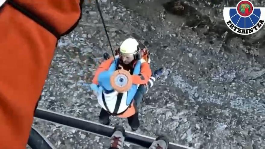 Momento del rescate de la montañera en el Gorbea