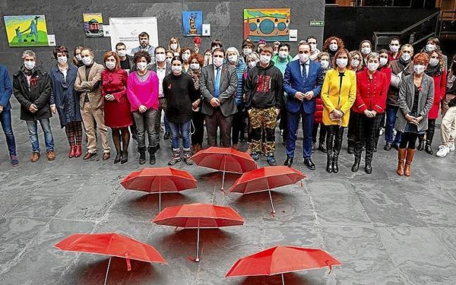 Acto con motivo de la conmemoración del Día Mundial contra el SIDA en el Parlamento de Navarra. Acto con motivo de la conmemoración del Día Mundial contra el SIDA en el Parlamento de Navarra.