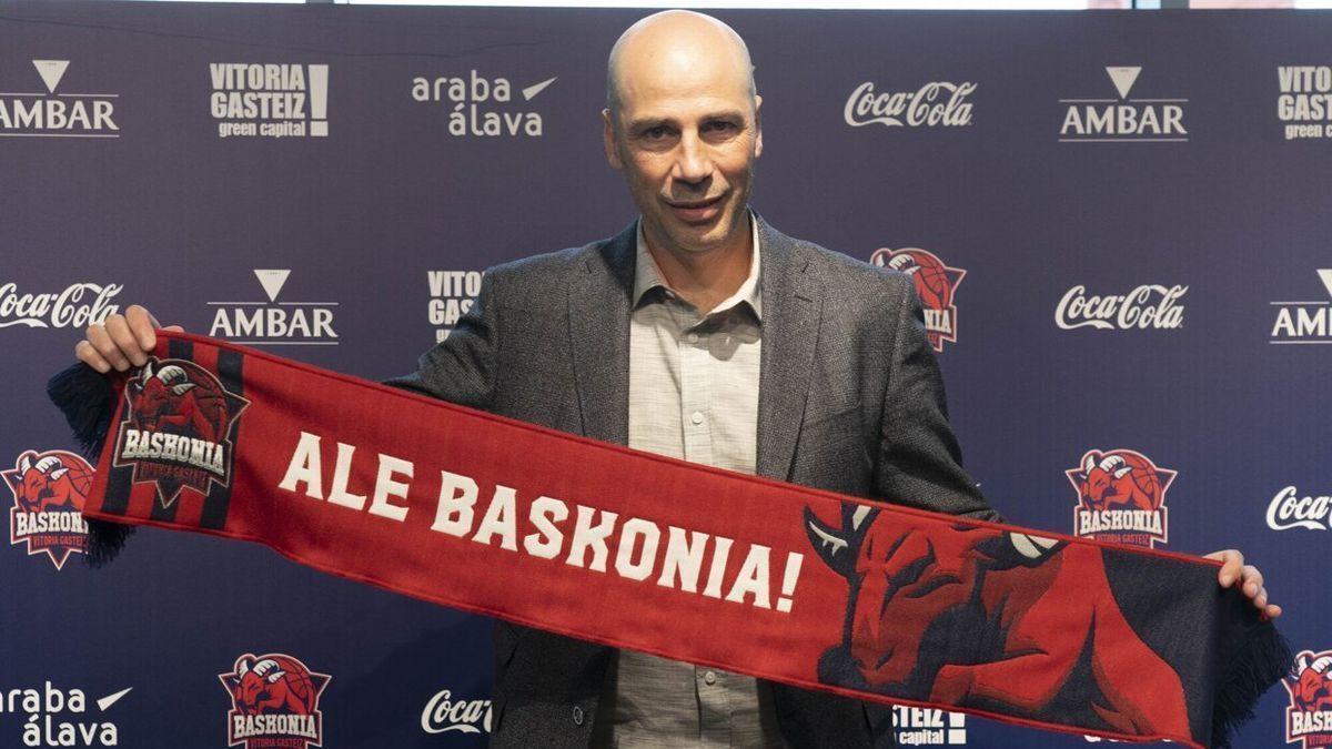 Joan Peñarroya posa con una bufanda del Baskonia durante su presentación como técnico azulgrana