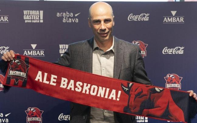 Joan Peñarroya posa con una bufanda del Baskonia durante su presentación como técnico azulgrana Joan Peñarroya posa con una bufanda del Baskonia durante su presentación como técnico azulgrana