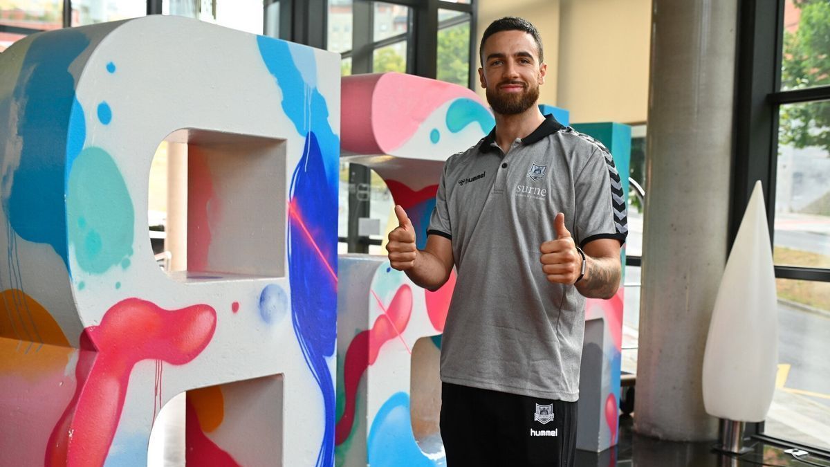 Francis Alonso posando con la ropa de Bilbao Basket