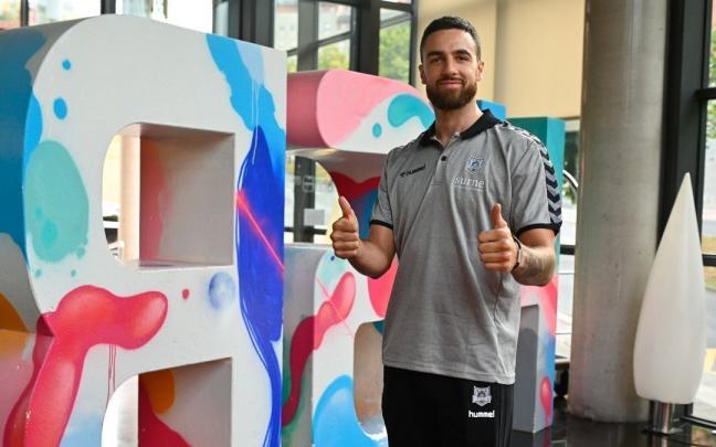 Francis Alonso posando con la ropa de Bilbao Basket