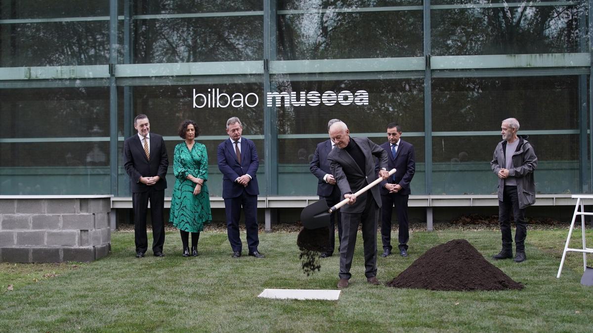 Foster, poniendo la primera piedra, ante la presencia de Zupiria, Aburto, Lorea Bilbao, Sagredo, Zugaza y Uriarte.