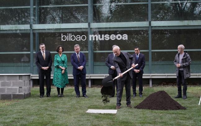 Foster, poniendo la primera piedra, ante la presencia de Zupiria, Aburto, Lorea Bilbao, Sagredo, Zugaza y Uriarte.