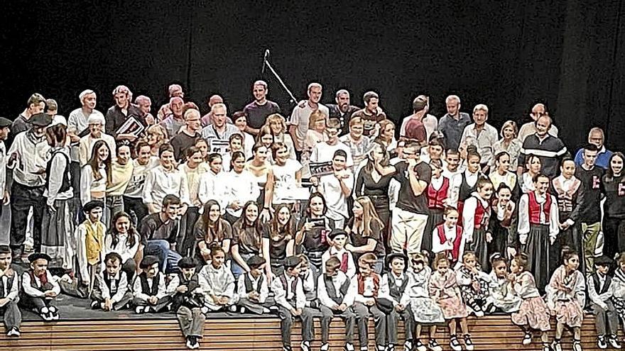 Participantes y organizadores del festival cultural falcesino.