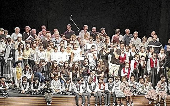 Participantes y organizadores del festival cultural falcesino. Participantes y organizadores del festival cultural falcesino.