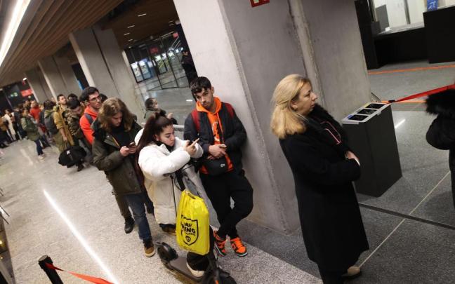 Usuarios del autobús Bilbao-Castro hacen cola para conseguir la tarjeta de viajes gratuita Usuarios del autobús Bilbao-Castro hacen cola para conseguir la tarjeta de viajes gratuita