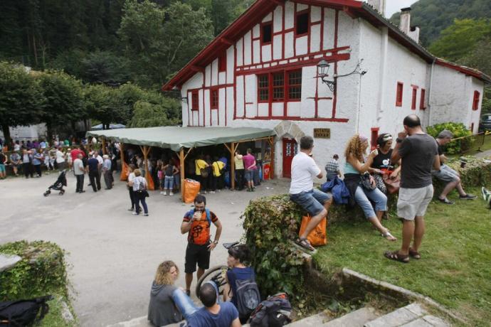 El Ostatu de Artikutza en una jornada de San Agustín.