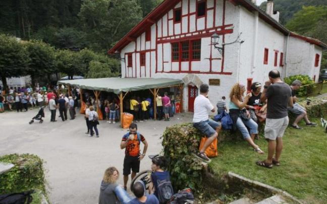 El Ostatu de Artikutza en una jornada de San Agustín.