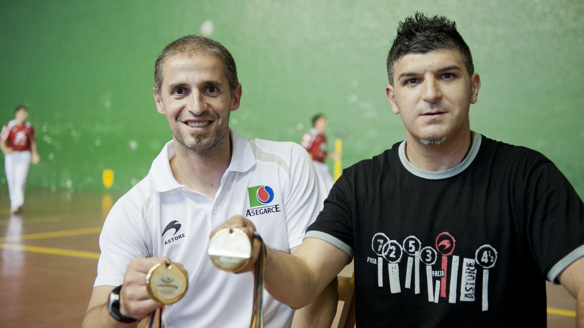 Rubén Beloki y José Ángel Balanza, ‘Gorostiza’, posan con sus oros logrados en los Juegos Olímpicos de Barcelona ‘92.