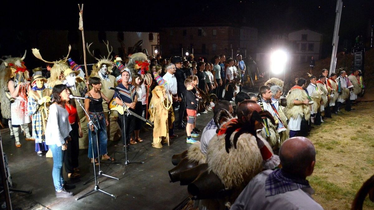 Ikuskizunean parte hartu zuten hamarnaka lagunak elkartu ziren emanaldi bukaeran.