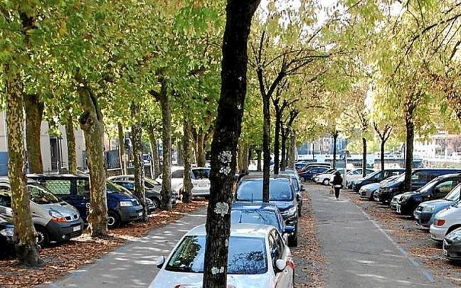 Vehículos aparcados en Zumarditxiki. Vehículos aparcados en Zumarditxiki.