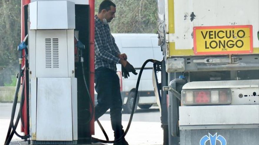 Un transportista llena el depósito de su vehículo.