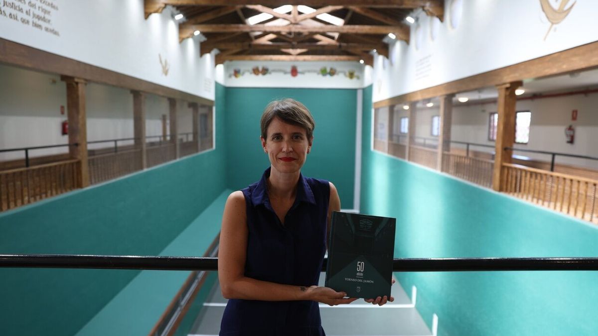 Izaskun Arricaberri, con un ejemplar del libro en el trinquete del Club Tenis.