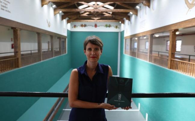 Izaskun Arricaberri, con un ejemplar del libro en el trinquete del Club Tenis.