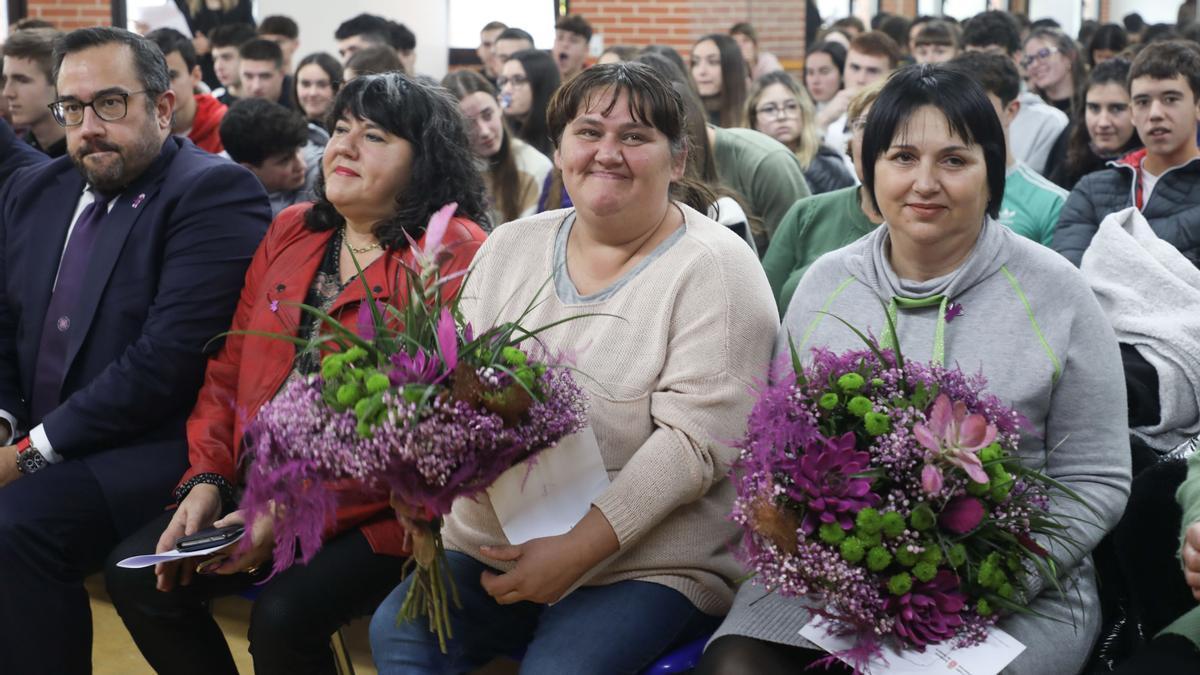 Imagen del salón de actos del IES Zizur BHI, durante el encuentro.