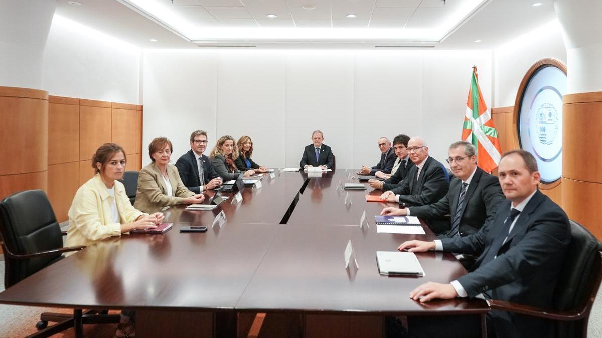 El consejero de Hacienda y Economía del Gobierno vasco, Pedro Azpiazu preside la última reunión del Consejo Vasco de Finanzas