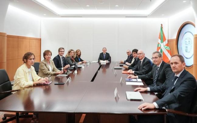 El consejero de Hacienda y Economía del Gobierno vasco, Pedro Azpiazu preside la última reunión del Consejo Vasco de Finanzas