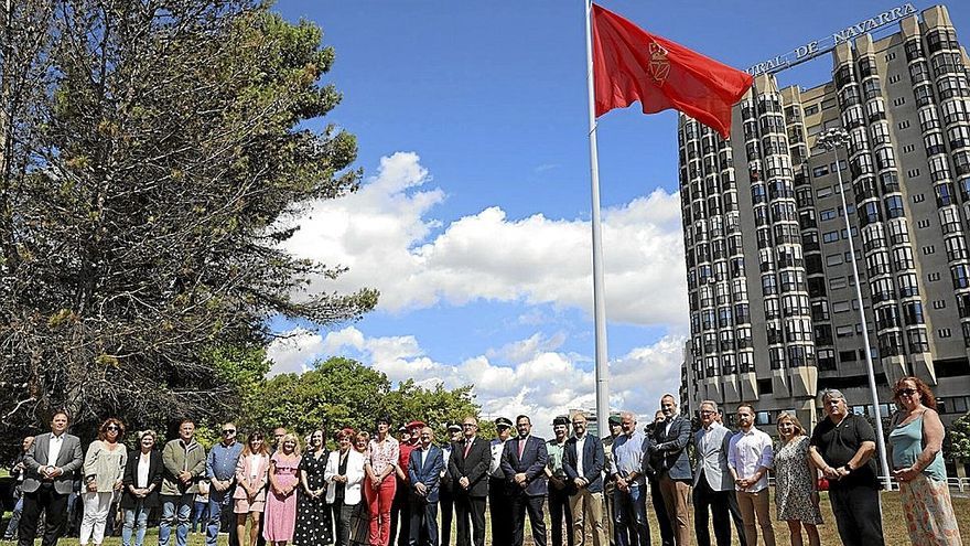 Inauguración de la bandera en la Plaza de los Fueros con la presencia del alcalde Maya. | FOTO: UNAI BEROIZ