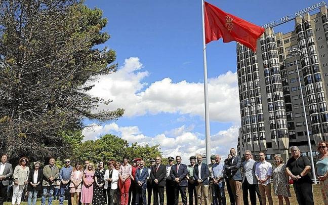 Inauguraci&oacute;n de la bandera en la Plaza de los Fueros con la presencia del alcalde Maya. | FOTO: UNAI BEROIZ