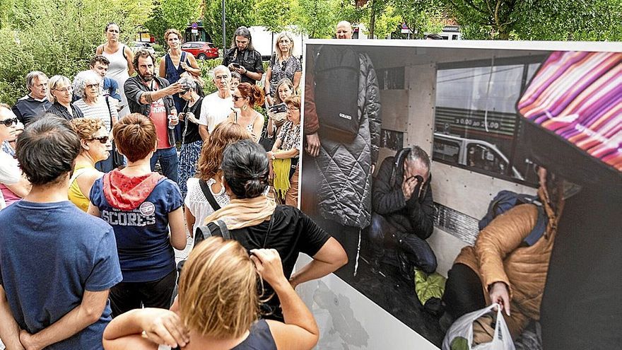 Manu Brabo explica y comenta una de sus fotografías ante el público