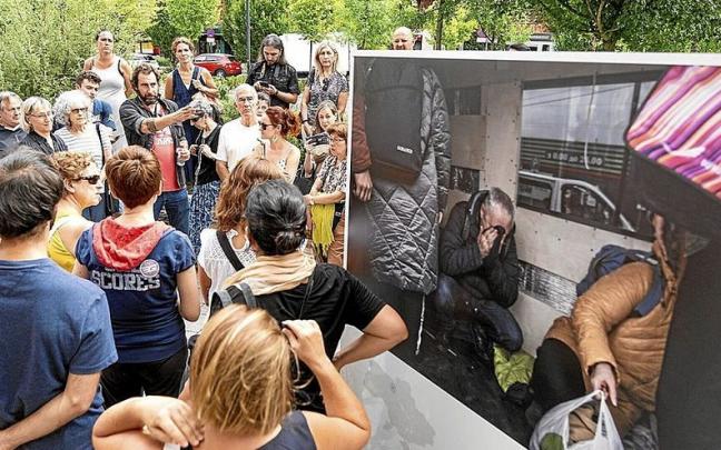 Manu Brabo explica y comenta una de sus fotograf&iacute;as ante el p&uacute;blico