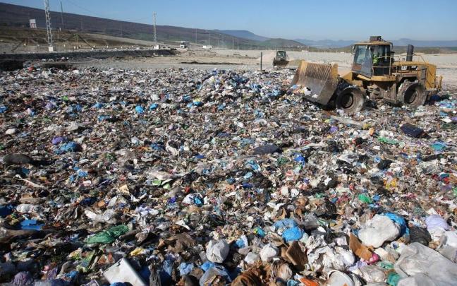 Miles de toneladas de basura, amontonadas en el vertedero de Góngora. Miles de toneladas de basura, amontonadas en el vertedero de Góngora.