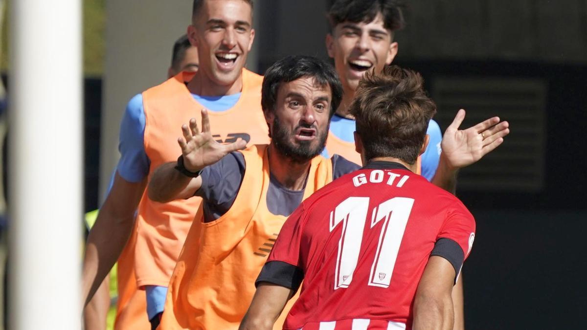 Goti celebra con los suplentes el tanto que le dio el triunfo al Bilbao Athletic.