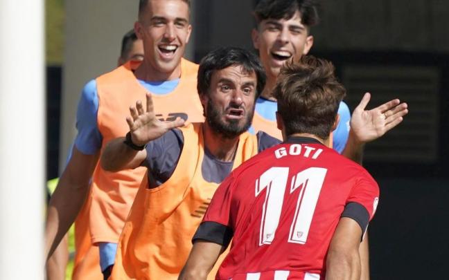 Goti celebra con los suplentes el tanto que le dio el triunfo al Bilbao Athletic.