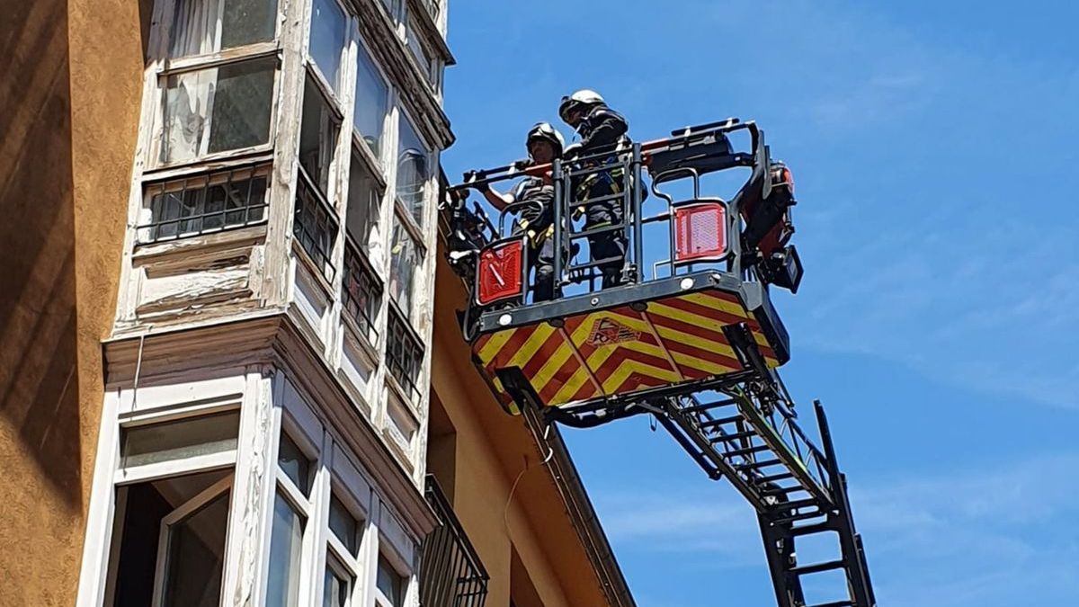 Bomberos de Vitoria revisan una fachada de Vitoria
