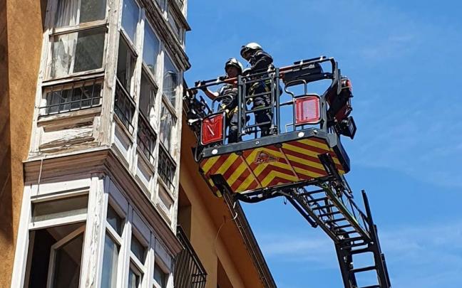 Bomberos de Vitoria revisan una fachada de Vitoria