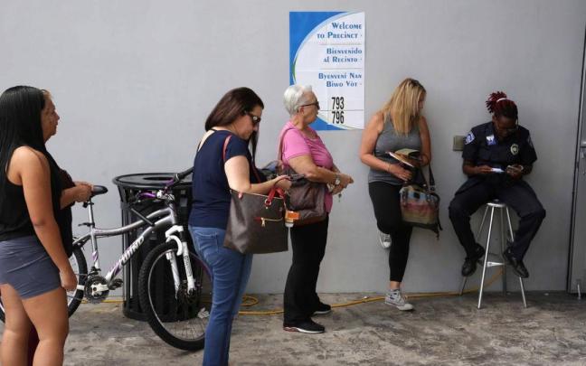 Varios ciudadanos estadounidenses hacen cola para votar.