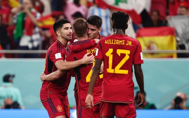 Los jugadores de la selección española se abrazan para celebrar uno de los goles.