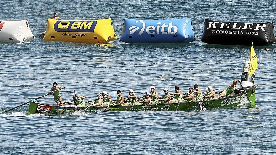 Hondarribia ganó la regata del domingo, en la segunda jornada de Zarautz, por delante de Urdaibai por solo dos centésimas. | FOTO: IKER AZURMENDI