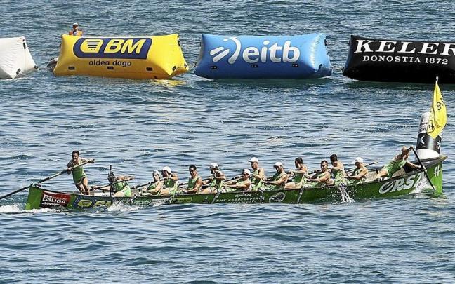 Hondarribia gan&oacute; la regata del domingo, en la segunda jornada de Zarautz, por delante de Urdaibai por solo dos cent&eacute;simas. | FOTO: IKER AZURMENDI